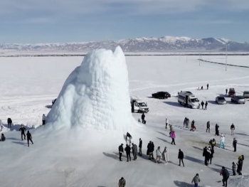 Núi lửa băng kỳ lạ ở Kazakhstan thu hút khách du lịch khắp nơi trên thế giới