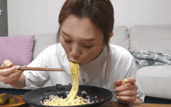 YouTuber Hàn Quốc ăn pasta bằng đũa, phản ứng người xem gây bất ngờ