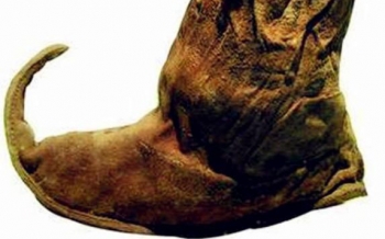 Tại sao mũi giày của người xưa thường hướng lên trên?