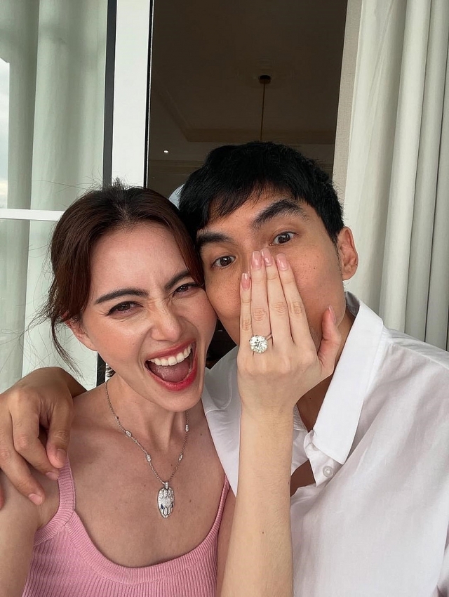 'Bạn gái' Sơn Tùng M-TP báo đính hôn