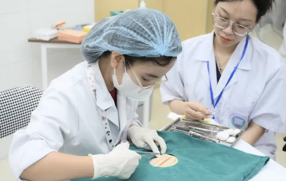 Năm nay, Trường Đại học Y Hà Nội dành 40% cho tuyển thẳng, lần đầu xét tổ hợp A00
