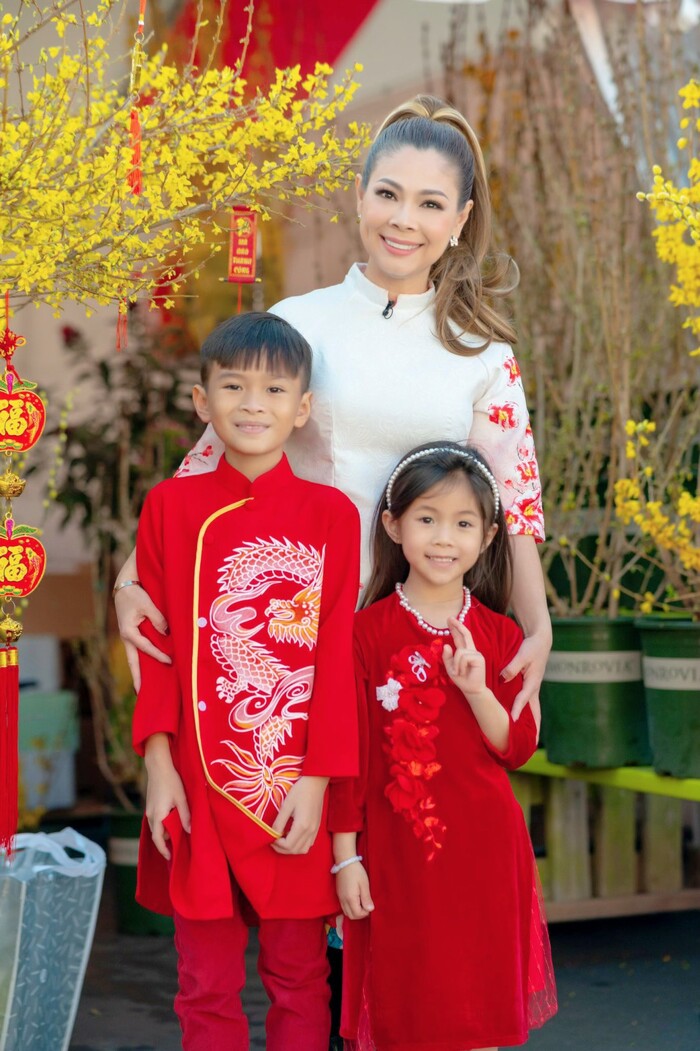 Thanh Thảo đưa con đi du xuân để không quên cội nguồn và phong tục Tết người Việt