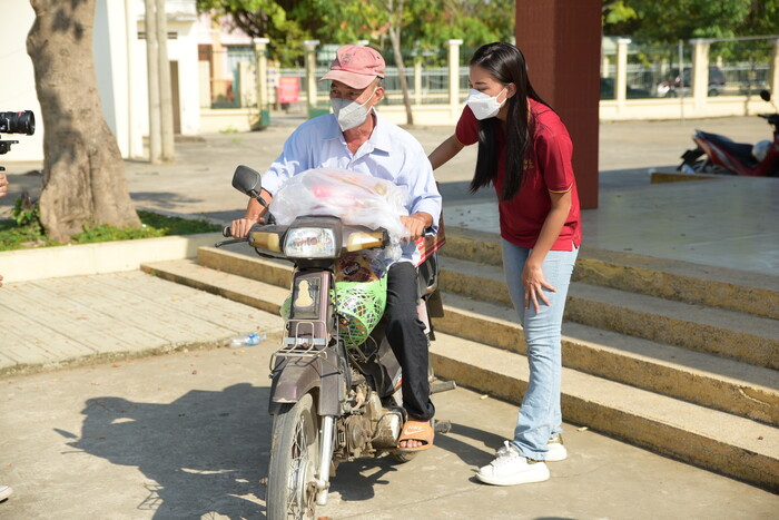 Á hậu Kim Duyên trao tặng 3 cây cầu dân dụng và trao quà Tết cho người dân nghèo