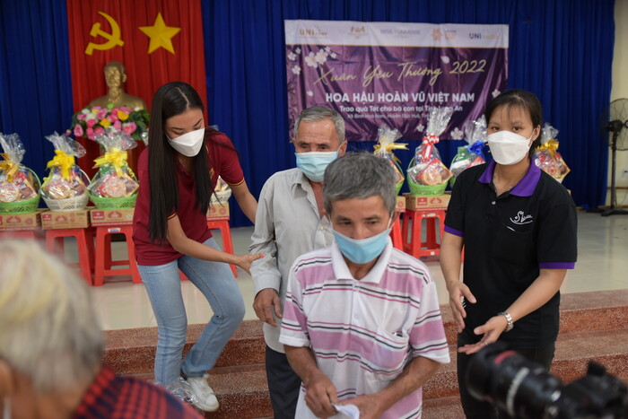 Á hậu Kim Duyên trao tặng 3 cây cầu dân dụng và trao quà Tết cho người dân nghèo