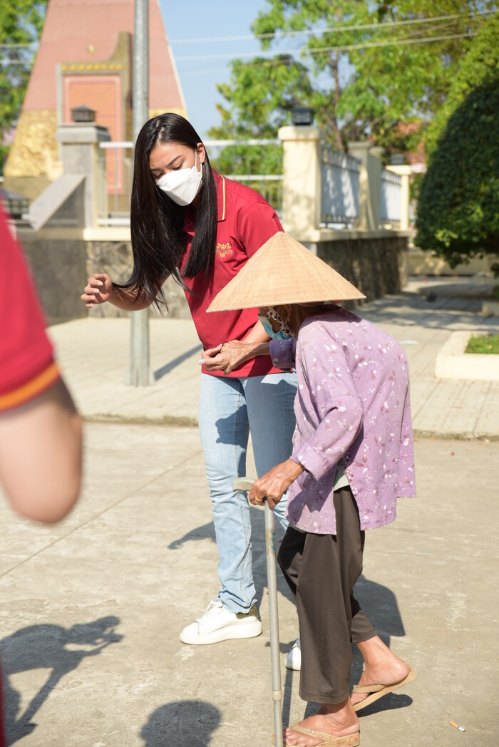 Á hậu Kim Duyên trao tặng 3 cây cầu dân dụng và trao quà Tết cho người dân nghèo