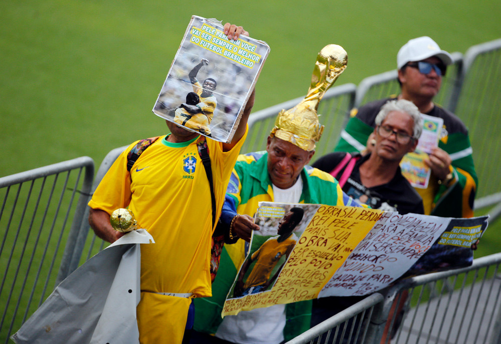 Thi hài Vua bóng đá Pele được đưa đến sân CLB Santos