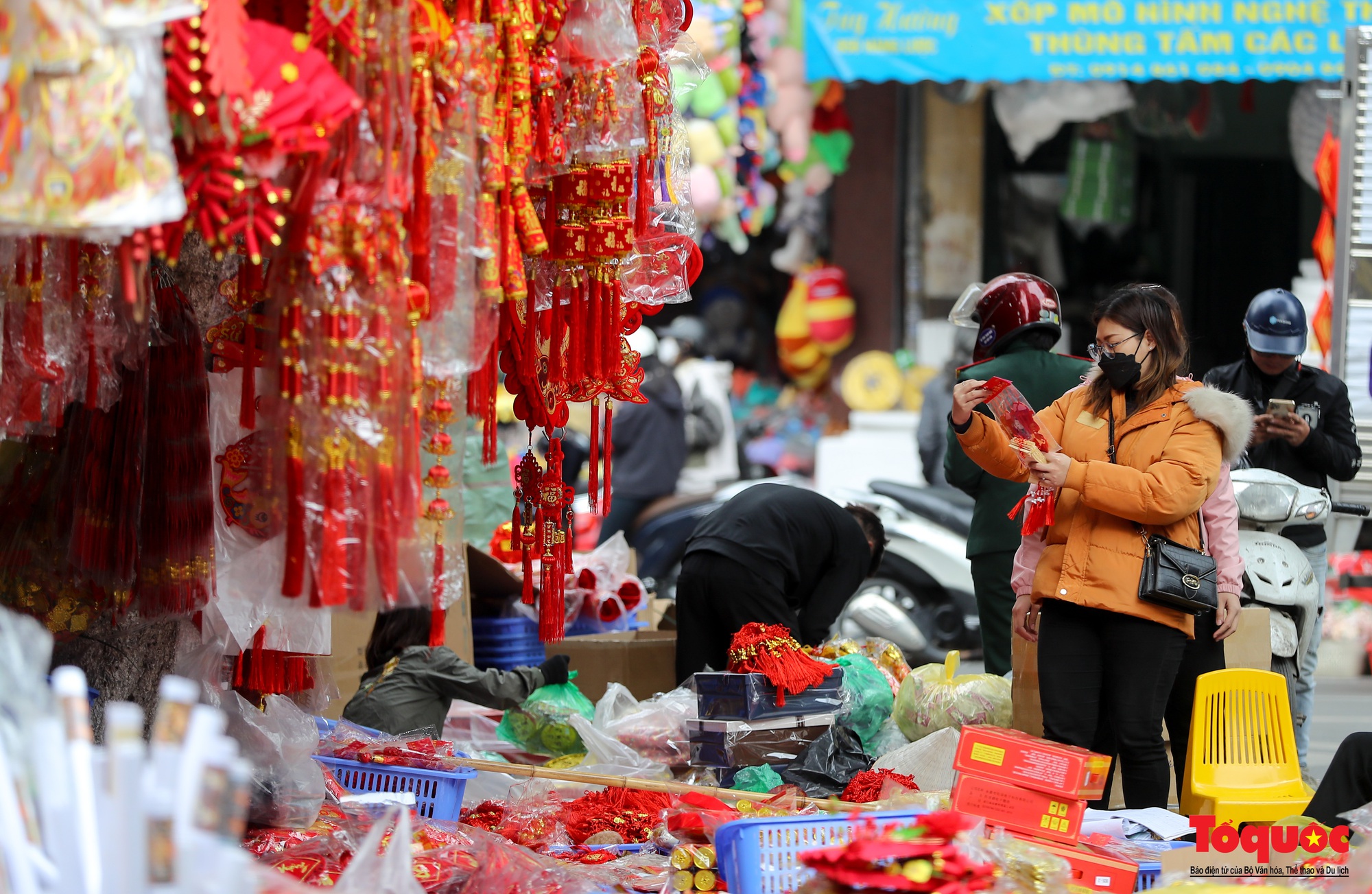 Phố Hàng Mã "thay áo mới" đón Tết nguyên đán Quý Mão 2023