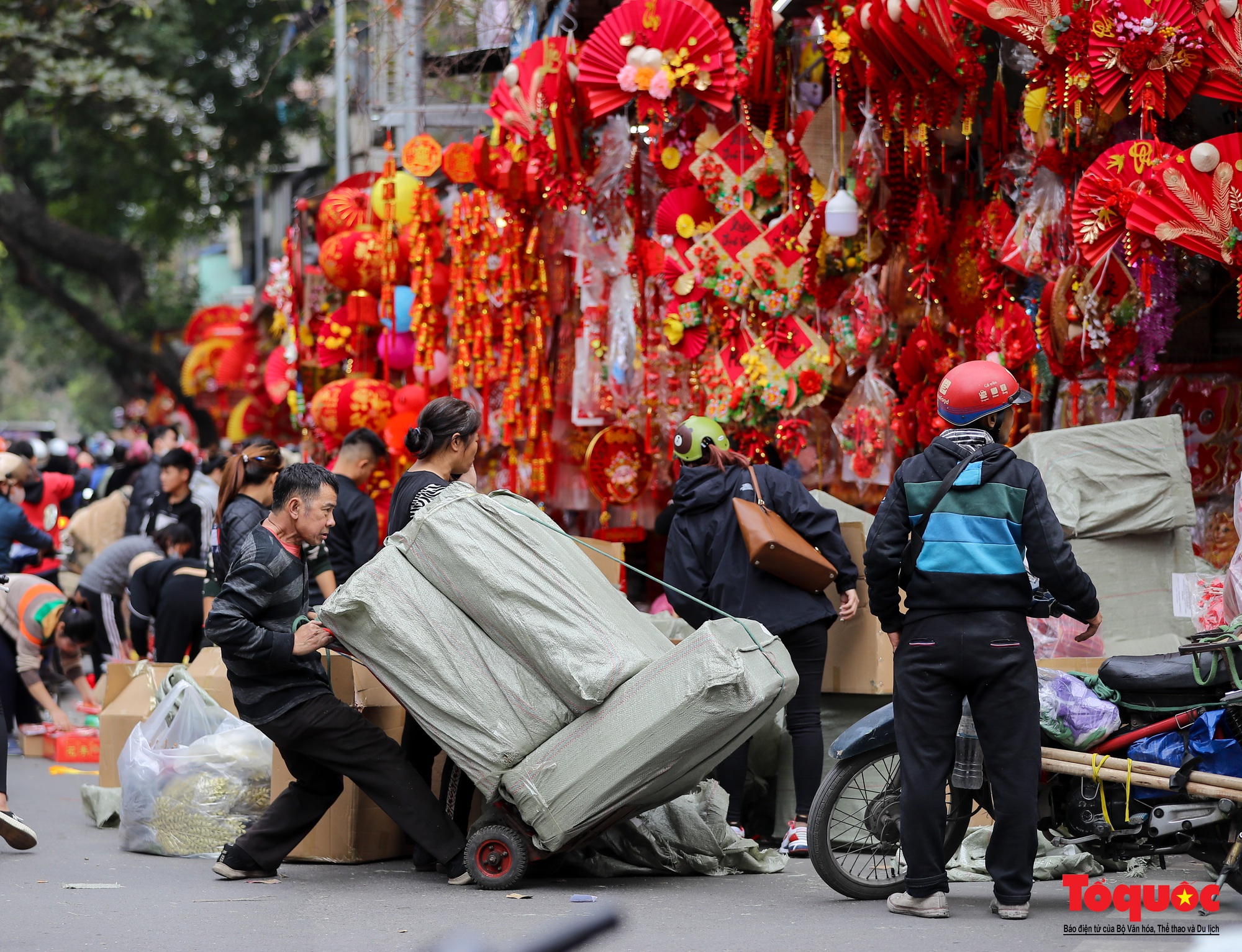 Phố Hàng Mã "thay áo mới" đón Tết nguyên đán Quý Mão 2023