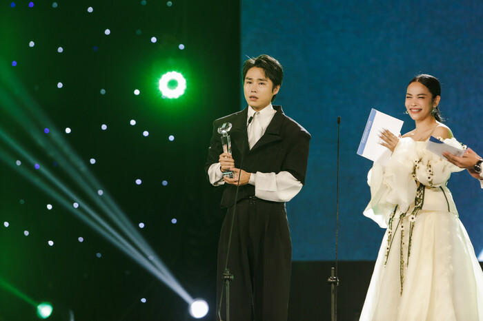 Hoàng Thùy Linh đại thắng ở giải thưởng Làn Sóng Xanh, MONO lập hat-trick giải thưởng sau nửa năm debut