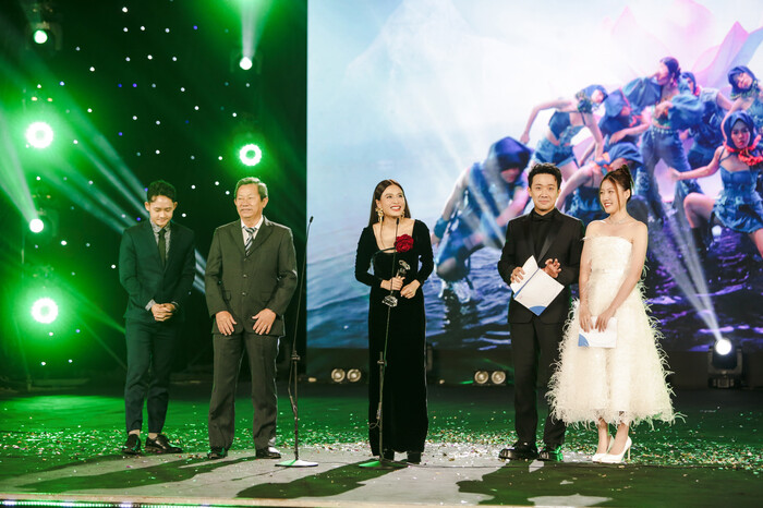 Hoàng Thùy Linh đại thắng ở giải thưởng Làn Sóng Xanh, MONO lập hat-trick giải thưởng sau nửa năm debut