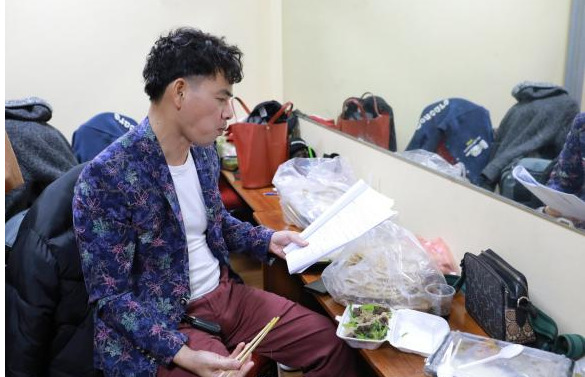 Lộ ảnh hậu trường ghi hình Táo quân 2023, vợ chồng Công Lý gây chú ý Lộ ảnh hậu trường ghi hình Táo quân 2023, vợ chồng Công Lý gây chú ý