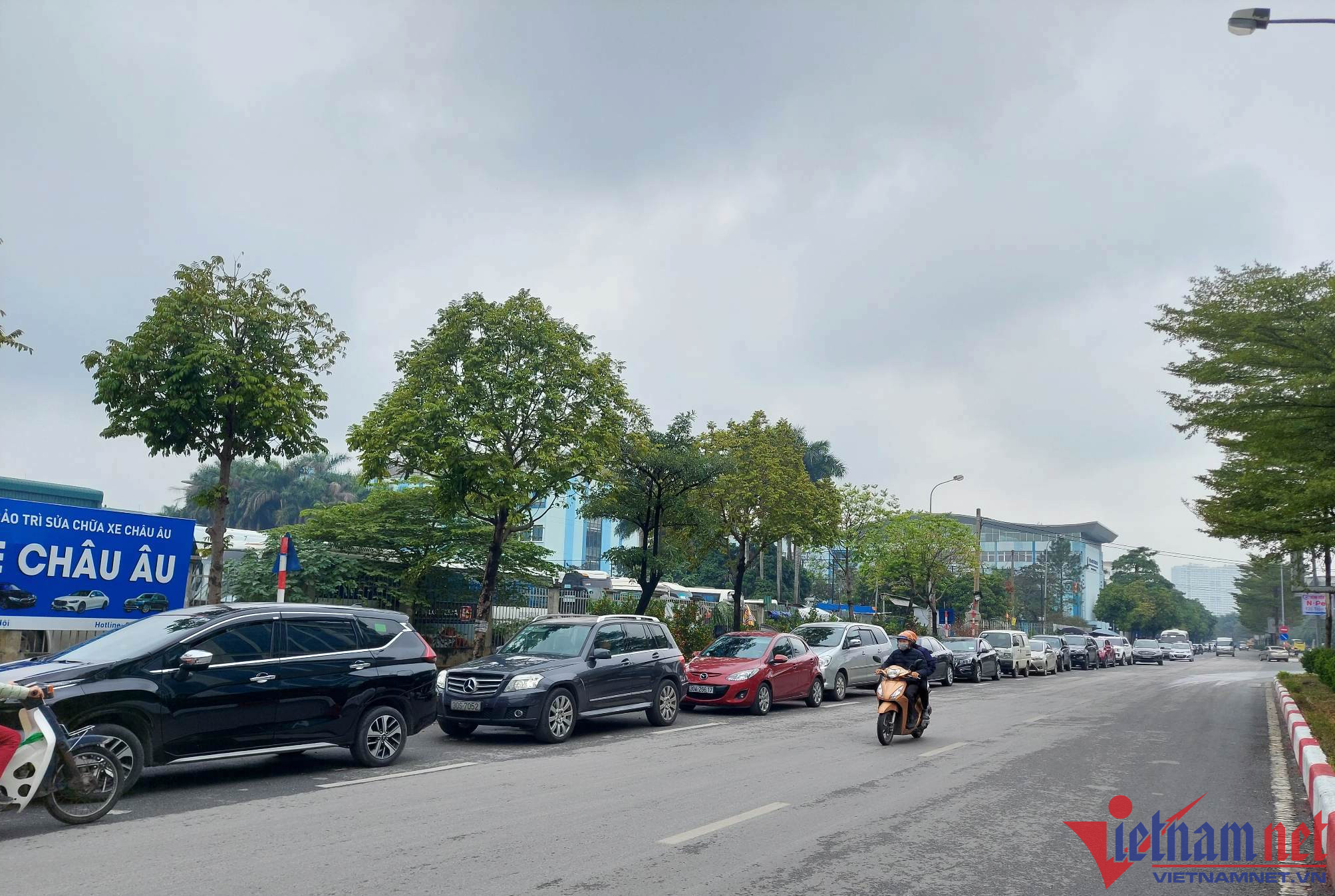 Các trung tâm đăng kiểm tại Hà Nội quá tải, chủ xe xin 'lối thoát'
