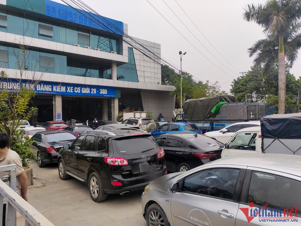 Các trung tâm đăng kiểm tại Hà Nội quá tải, chủ xe xin 'lối thoát'