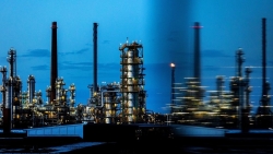 Dự trữ dầu Mỹ tăng mạnh kéo tụt giá dầu thế giới