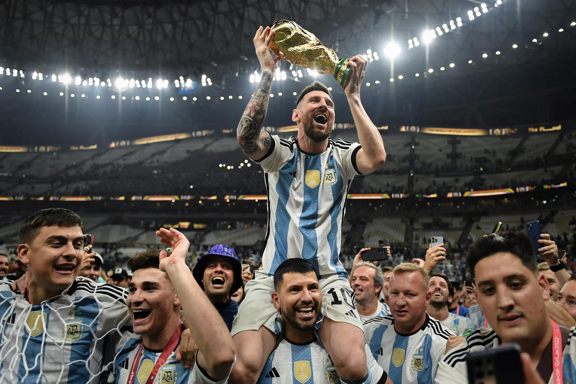 Messi đánh bại Mbappe, xuất sắc nhất thế giới 2022