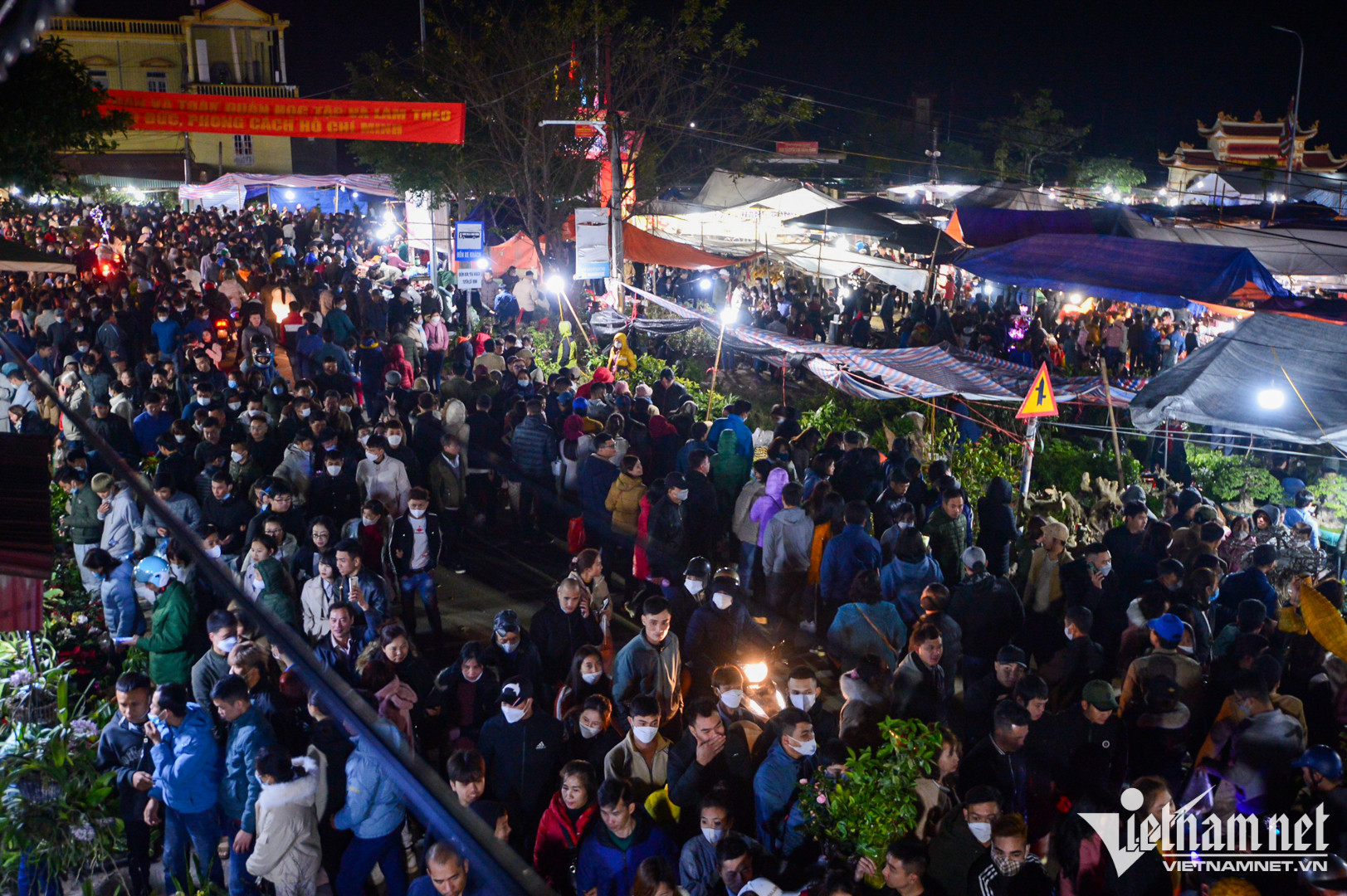 Chợ Viềng ken đặc người "mua may bán rủi" trong đêm