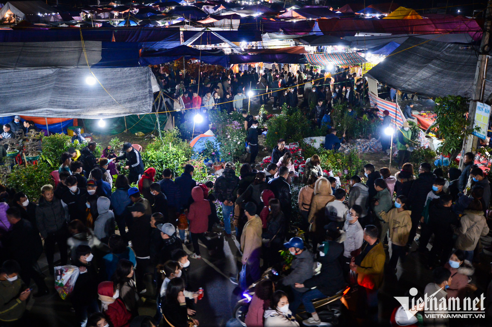 Chợ Viềng ken đặc người "mua may bán rủi" trong đêm