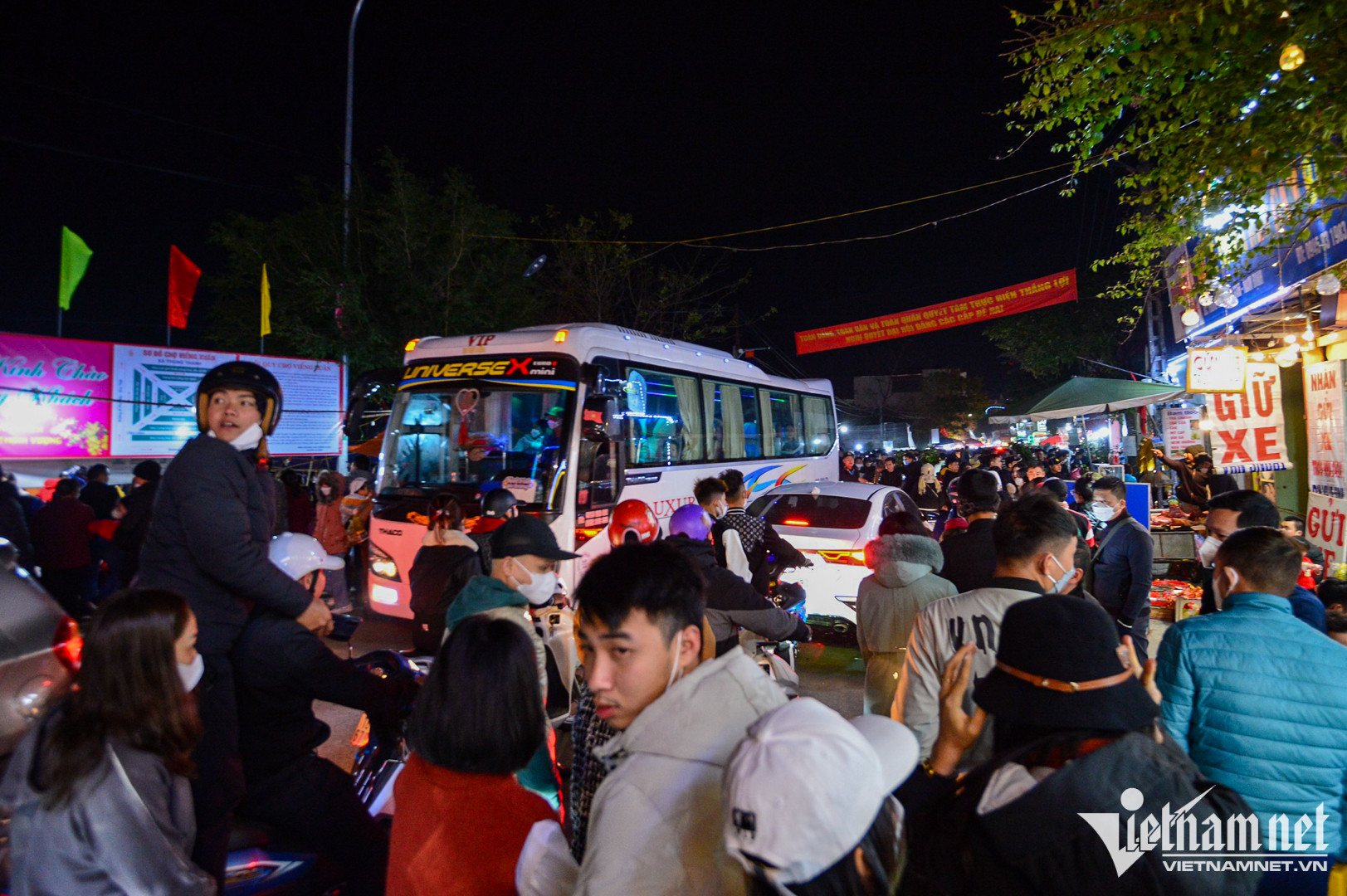 Chợ Viềng ken đặc người "mua may bán rủi" trong đêm Chợ Viềng ken đặc người "mua may bán rủi" trong đêm