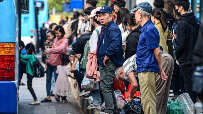 Người dân đội đầu quà quê, trở lại Hà Nội sau kỳ nghỉ lễ