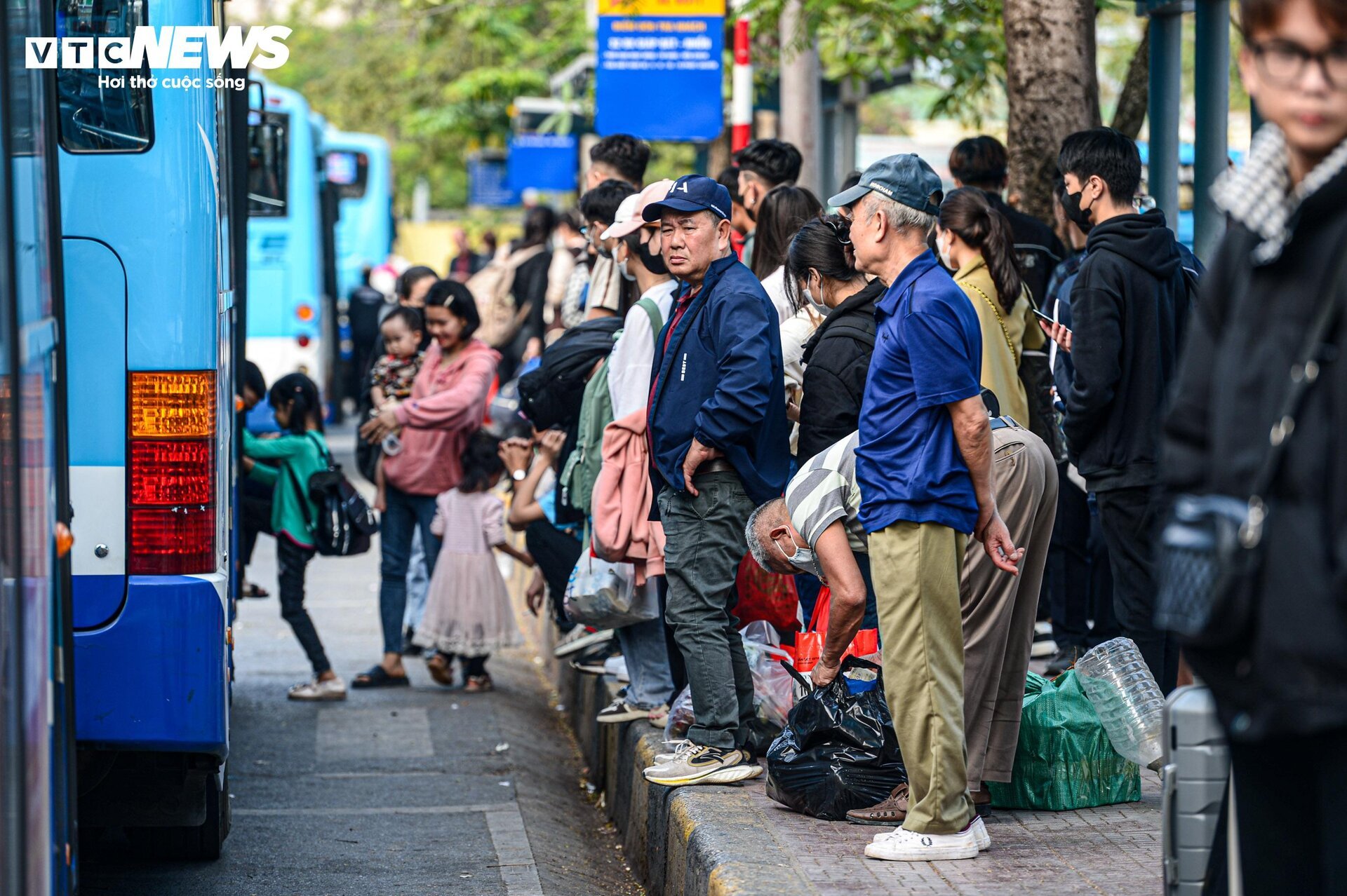 Người dân đội đầu quà quê, trở lại Hà Nội sau kỳ nghỉ lễ