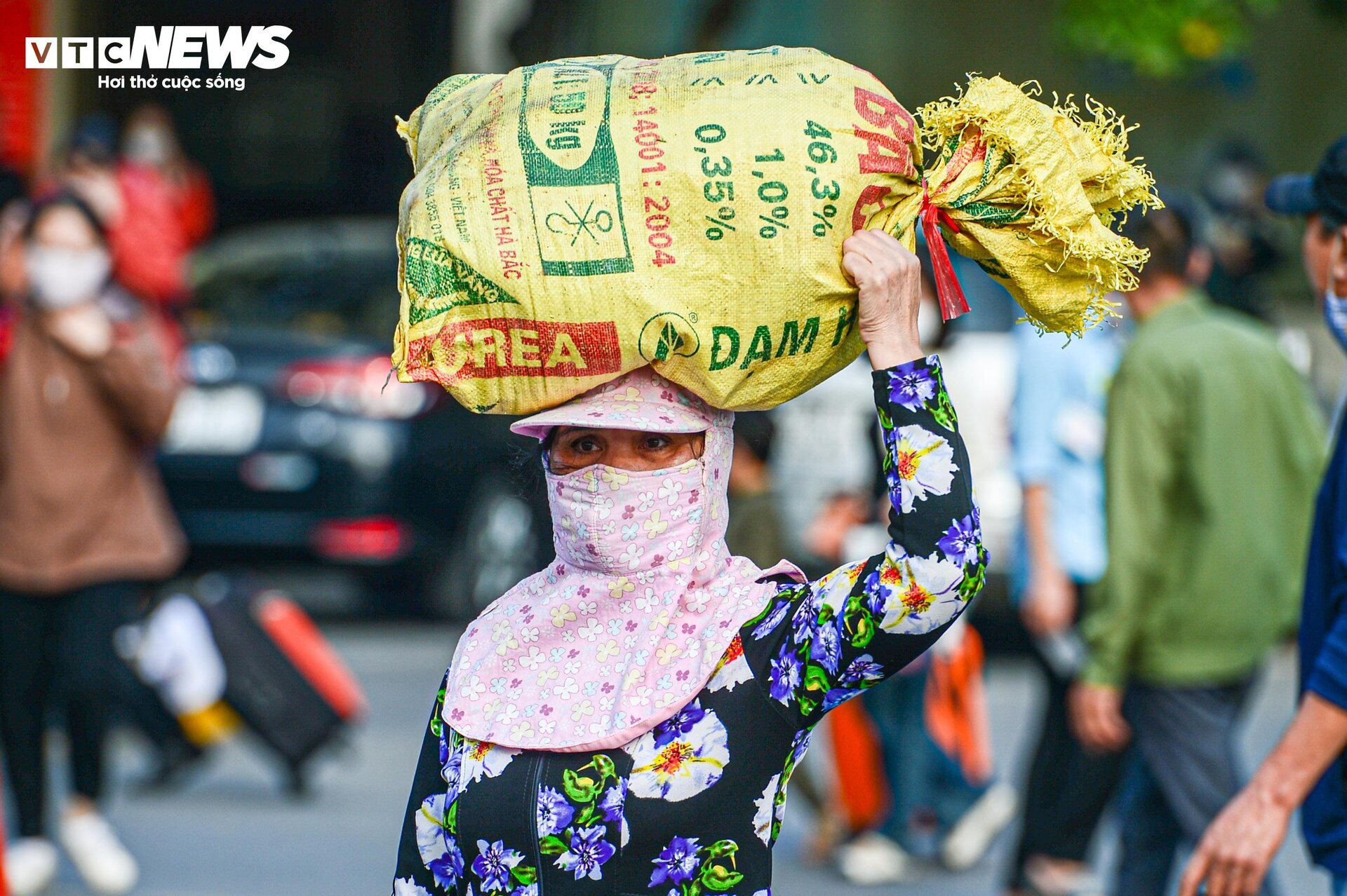 Người dân đội đầu quà quê, trở lại Hà Nội sau kỳ nghỉ lễ