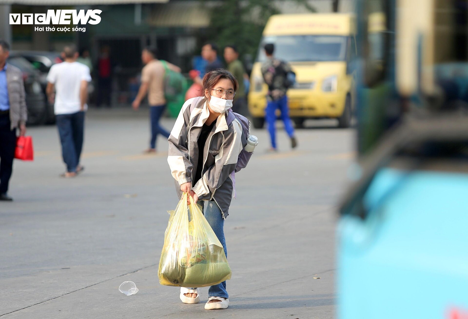 Người dân đội đầu quà quê, trở lại Hà Nội sau kỳ nghỉ lễ