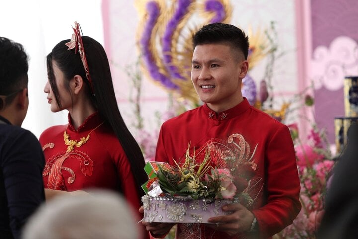 Mẹ Quang Hải thân mật nắm tay Chu Thanh Huyền trong lễ ăn hỏi