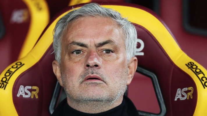 AS Roma sa thải HLV Mourinho