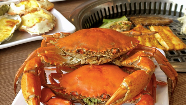 Nhóm khách 7 người ăn buffet Hà Nội nhét 10kg hải sản vào túi mang về ảnh 1