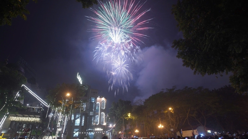 Mãn nhãn màn pháo hoa chào năm mới 2025 tại Hà Nội