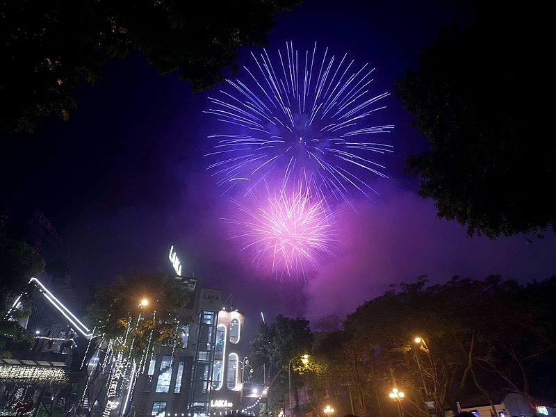 Mãn nhãn màn pháo hoa chào năm mới 2025 tại Hà Nội