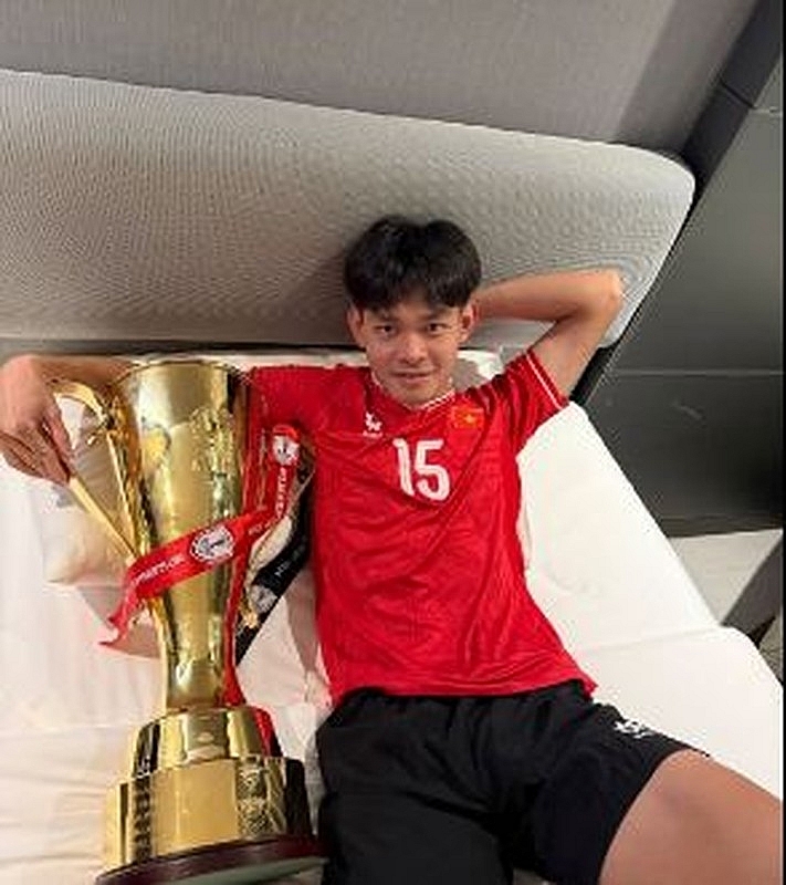 Các thành viên tuyển Việt Nam “flex” ngủ cùng cúp Vô địch ASEAN Cup