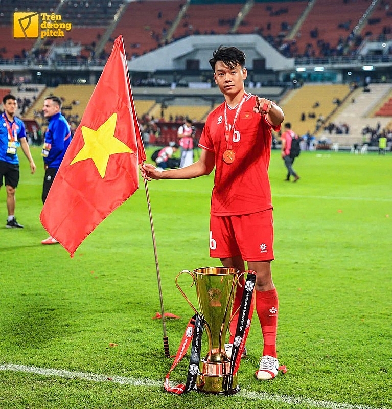 Các thành viên tuyển Việt Nam “flex” ngủ cùng cúp Vô địch ASEAN Cup