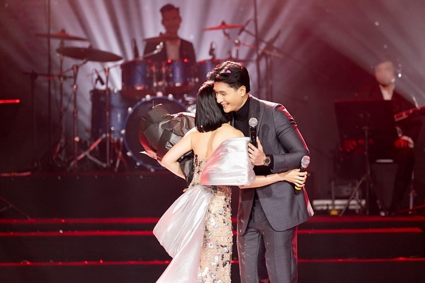 Cặp đôi lệch tuổi showbiz Việt nhiều điều tiếng nhất Cặp đôi lệch tuổi showbiz Việt nhiều điều tiếng nhất