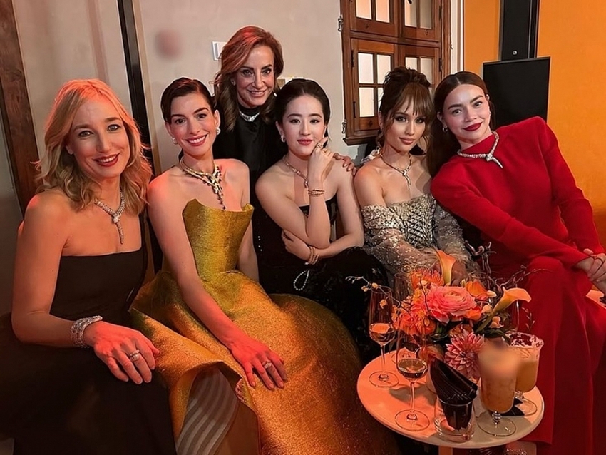 Hồ Ngọc Hà chung khung hình với Lưu Diệc Phi gây sốt Hồ Ngọc Hà chung khung hình với Lưu Diệc Phi gây sốt