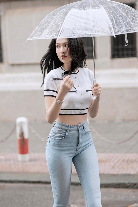 Diện trang phục đơn giản xuống phố, Ngọc Trinh vẫn hút mọi ánh nhìn