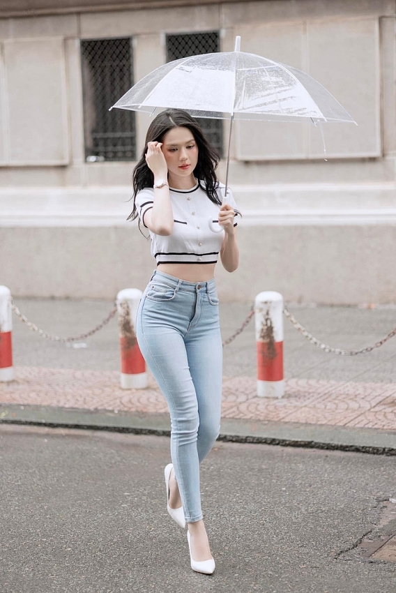 Diện trang phục đơn giản xuống phố, Ngọc Trinh vẫn hút mọi ánh nhìn