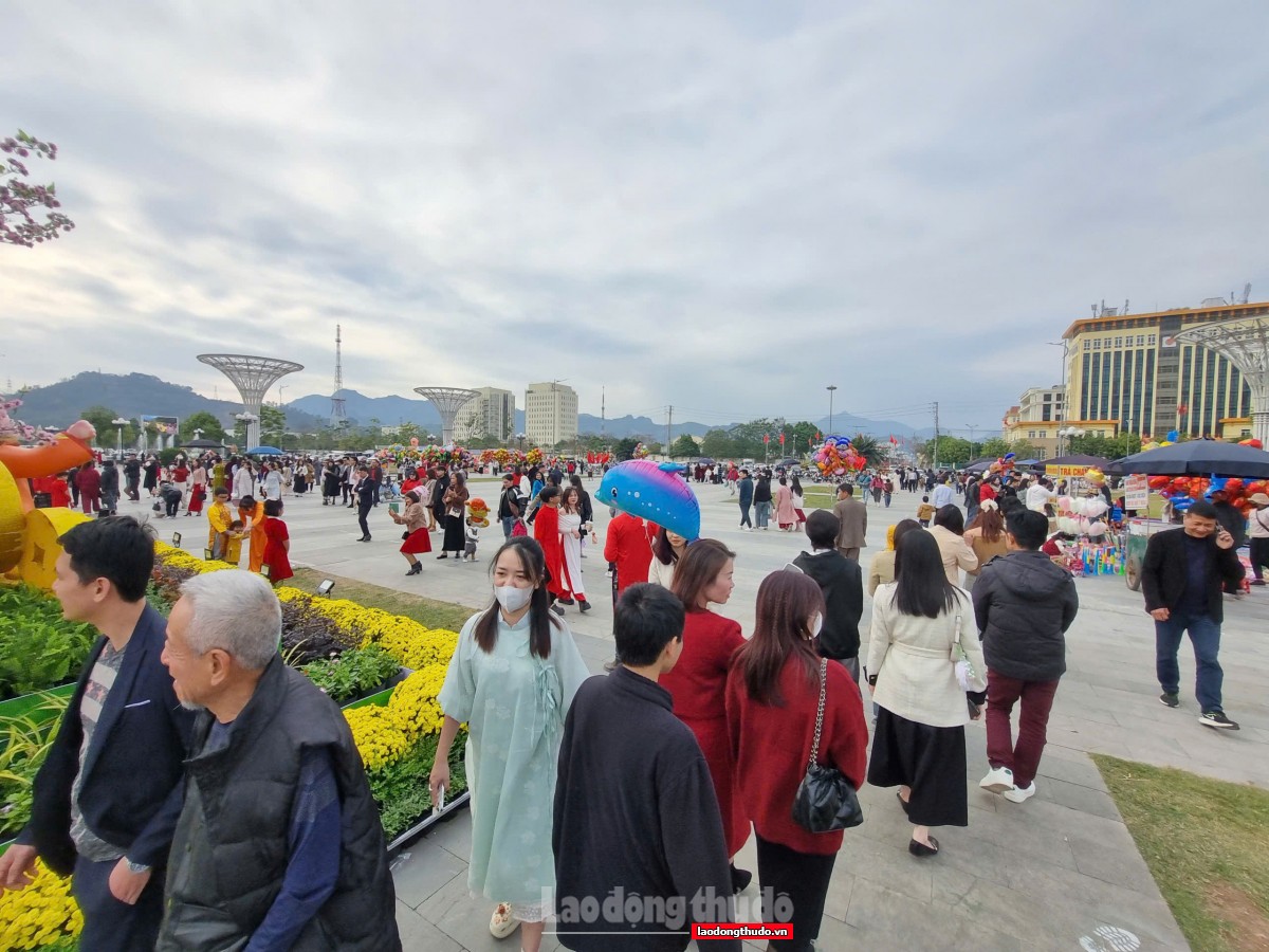 Người dân Hoà Bình nô nức du Xuân, lễ chùa ngày đầu năm