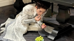 Đức Phúc hào hứng bắt trend 'chui gầm bàn ăn 12 quả nho'