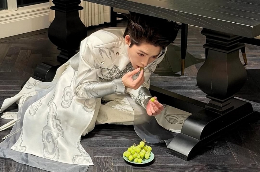 Đức Phúc hào hứng bắt trend 'chui gầm bàn ăn 12 quả nho'