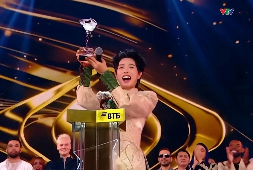 Đức Phúc hào hứng bắt trend 'chui gầm bàn ăn 12 quả nho'