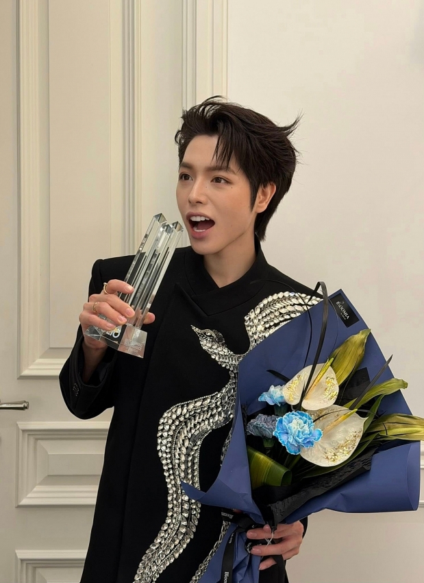 Đức Phúc hào hứng bắt trend 'chui gầm bàn ăn 12 quả nho'