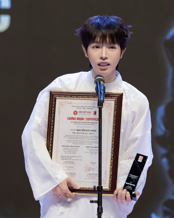 Đức Phúc hào hứng bắt trend 'chui gầm bàn ăn 12 quả nho'