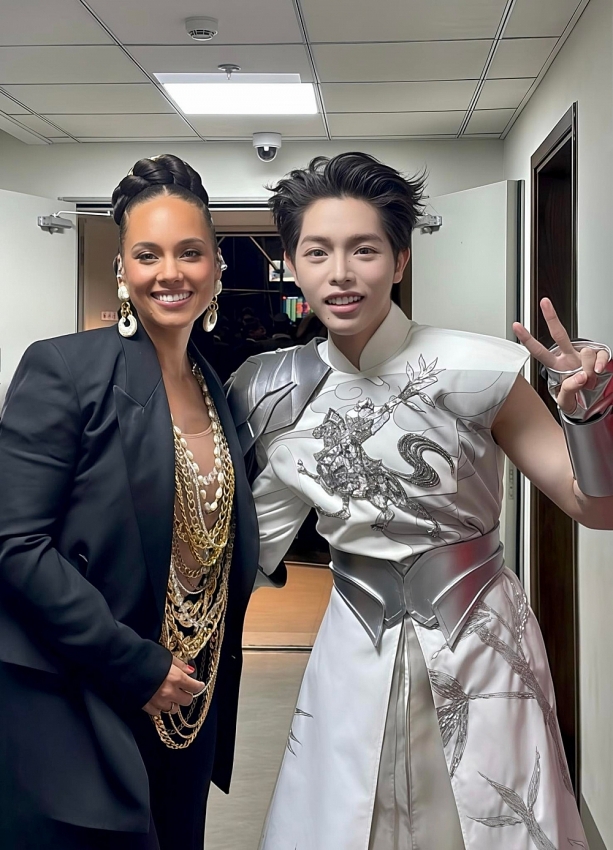 Đức Phúc hào hứng bắt trend 'chui gầm bàn ăn 12 quả nho'