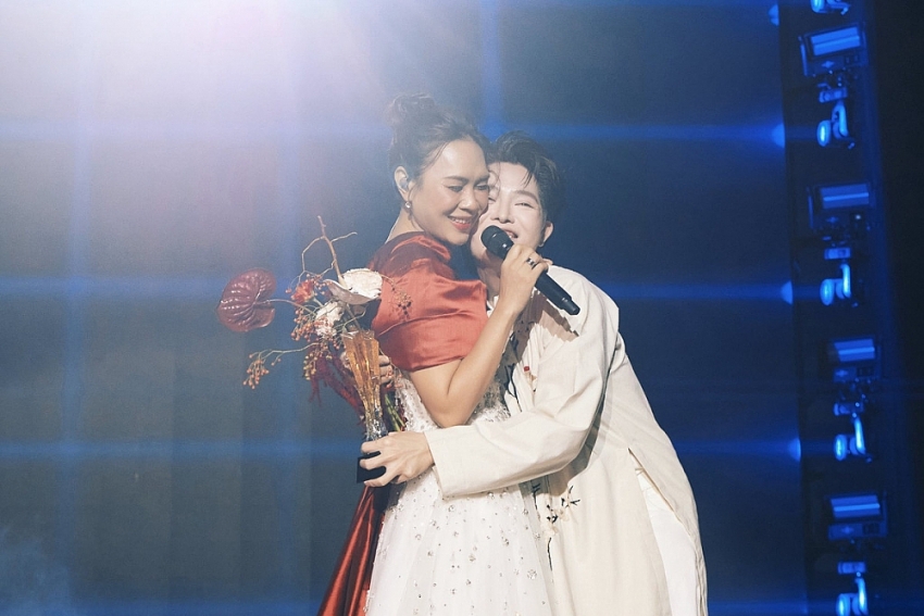 Đức Phúc hào hứng bắt trend 'chui gầm bàn ăn 12 quả nho'