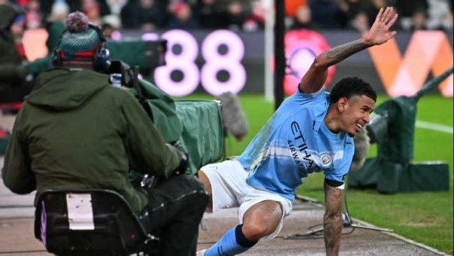 Man City ‘thiệt đơn thiệt kép’ trước Sunderland, Arsenal hưởng lợi