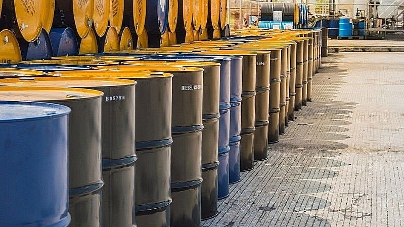 Giá dầu mở cửa năm 2026 ở mức cao hơn khi rủi ro địa chính trị gia tăng