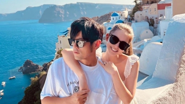 ‘Ông hoàng nhạc pop’ Châu Kiệt Luân hạnh phúc bên vợ lai Tây