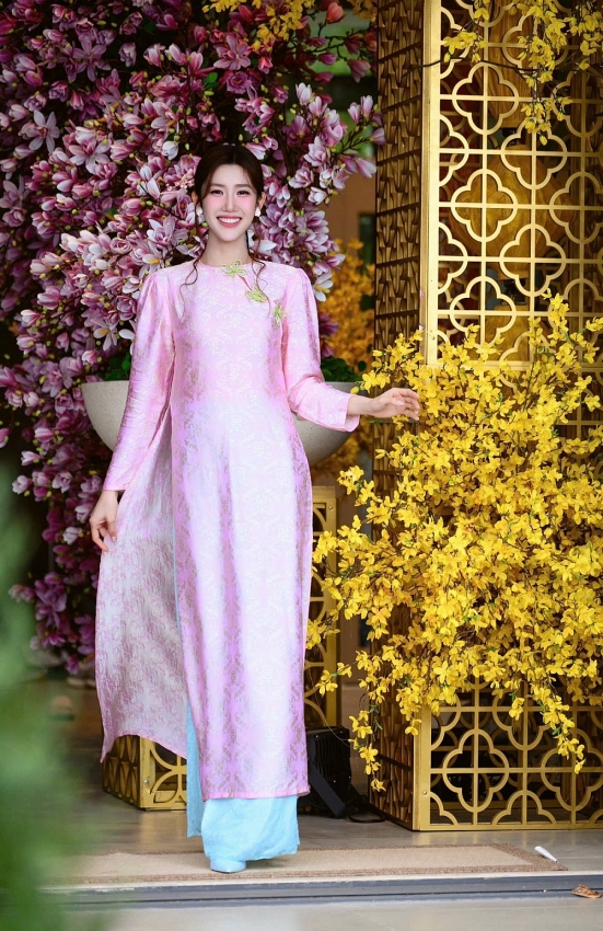 Mỹ nhân Việt ghi điểm với hình ảnh rạng ngời trong tà áo dài đầu năm