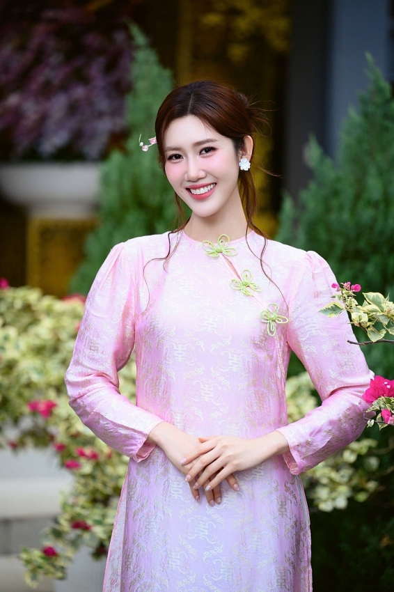 Mỹ nhân Việt ghi điểm với hình ảnh rạng ngời trong tà áo dài đầu năm